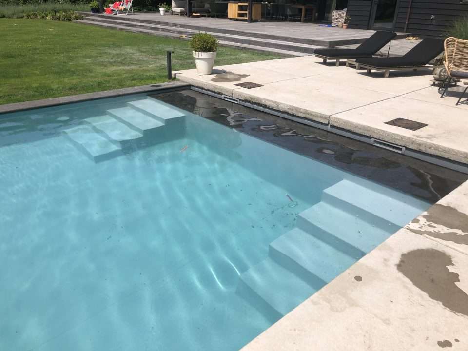 Zwembadtrappen met hardstenen tegels boven de lamellen. Contact Dreampool