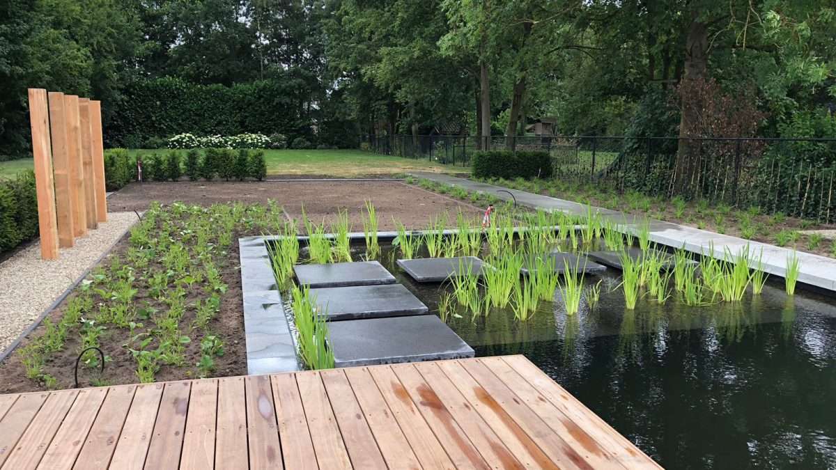 Zwemvijver met vlonder en staptegels